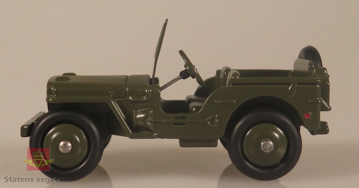 Modellbil av en Jeep Hotchkiss-Willys, bilen er farget i militærgrønn og har ikke tak.