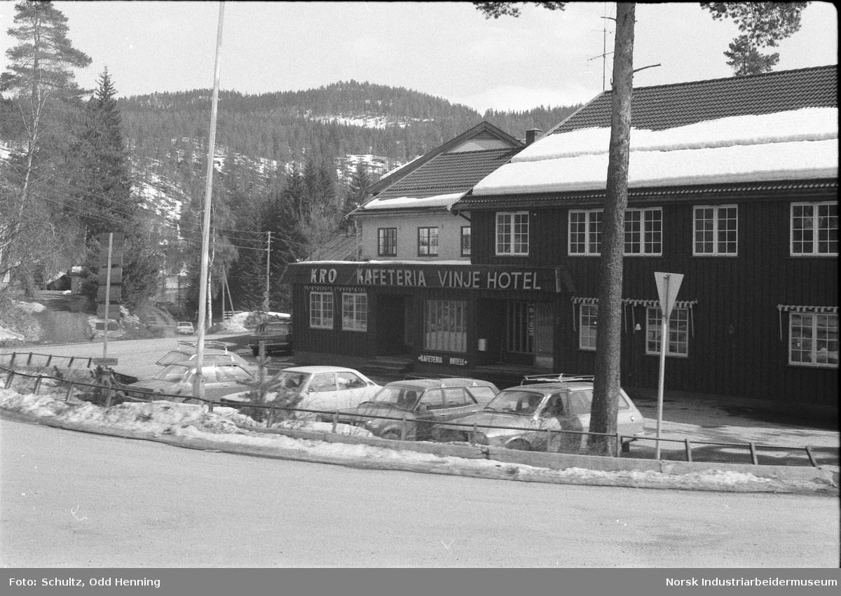 Utendørsbilder av Vinje Hotell, med flaggstang og litt snø.