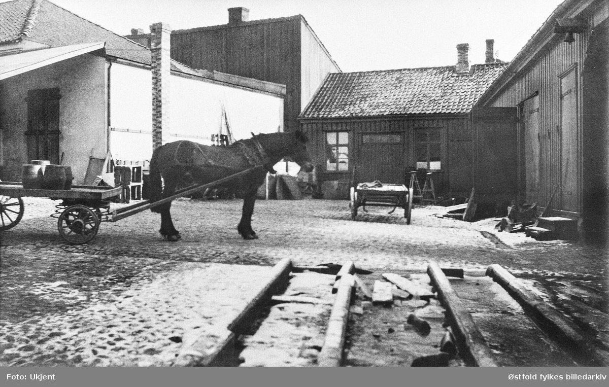 Haldens Bryggeri. Bryggerigården i Halden, ukjent datering.
Haldens Ølbryggeri fra 1886 til 1907, Haldens og Møllers Bryggerier fra 1907 til 1921, Haldens Bryggeri fra 1921 til 1960. Da ble Haldens Bryggeri slått sammen med Sarpsborg Bryggeri og produksjonen ble flyttet til Sarpsborg.