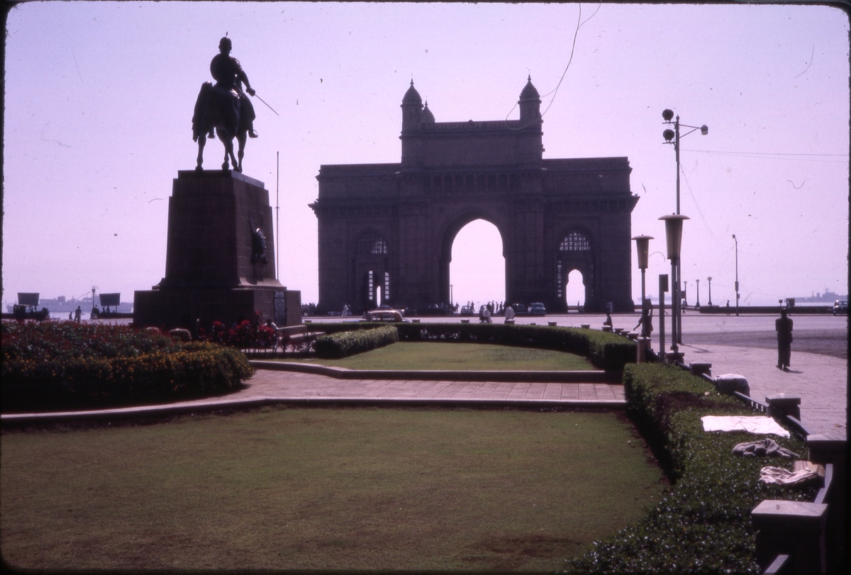 'Gateway of India' i Bombay, med statue av Shivaji Maharaja i forgrunnen. 'Sagafjord' Around The World via Africa Cruise 1966.
