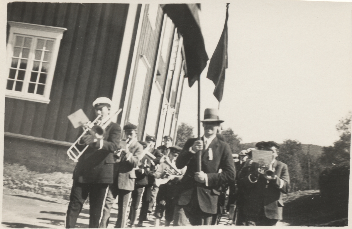 Musikkorps utenfor Falstad skolehjem (Falstad nedre, "Øvergården"). Bildet er trolig tatt på 1930-tallet, kanskje 17. mai.