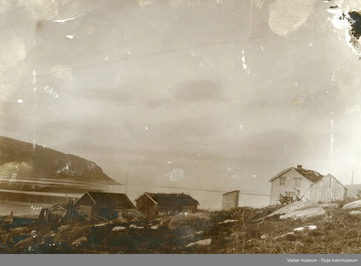 Landskap på ukjent sted i Finnmark, 1920-1925. (Kan være utfra sammenheng i album: Kirkenes, Karlebotten, Oldefjord, Kistand?)