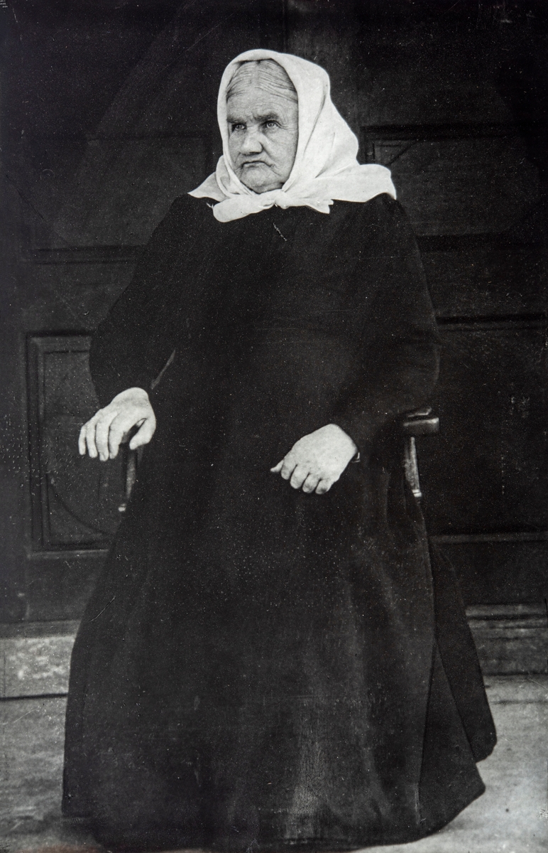 Olea Rogstad (1834–1914) gift med Erik Imerslund på Midtre Imerslund (30/2). Dattera Karen ble gift med Martinius Tomter, på søndre Tomter (60/2). Portrett av gammel dame, foto i studio.
