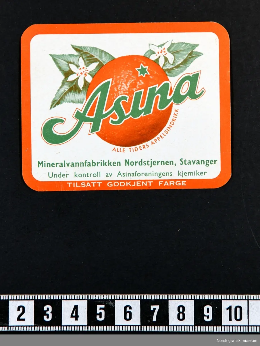 Etiketter med hvit bakgrunn og oransje ramme. Hovedmotivet er en appelsin med varenavnet i grønt over. 

"Asina
Alle tiders appelsindrikk"
