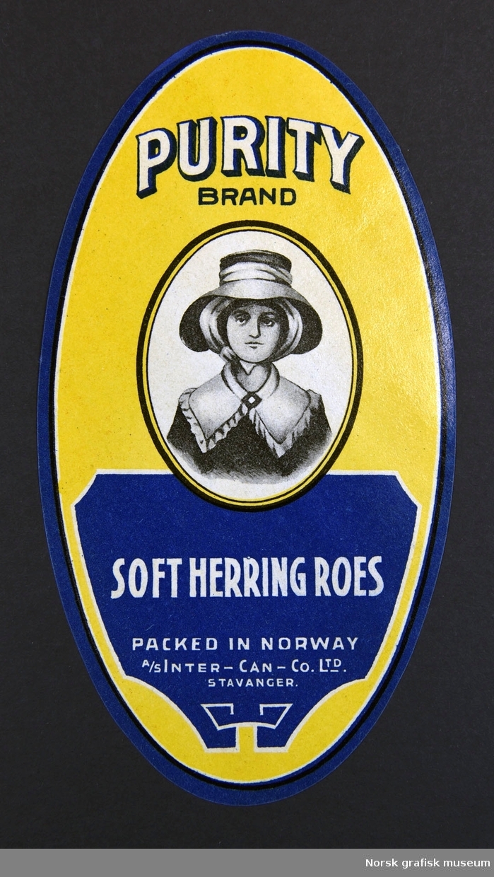Oval etikett i gult og mørk blått. Midt på er et sort hvitt portrett av en kvinne med hatt. 

"Soft herring roes"