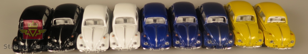 Modellbiler av Volkswagen Beetle, to av bilene er farget helt hvit, tre av de er farget blå, de tre siste er farget gul.