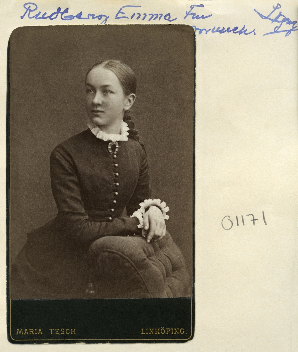 Porträtt av Emma Teresia Fredrika Munck, gift Rudberg. Född i Linköping 1869 som dotter till Edvard Gustaf Munck och Margareta Eleonora Carolina Frölich. Gift 1900 med Lektor Ture Albert Rudberg.