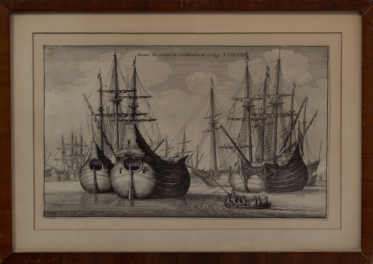 Hollandske handelsskip (fløytskip) til ankers. I forgrunn sees en lettbåt med mannskap som ror ut til ett av skipene. 