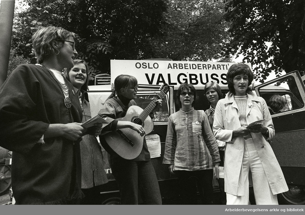 "Kvinneaktivistene" i Oslo Arbeiderparti ved valgbuss under valgkampen i august 1973. Fra v.: Tove Heggen Larsen, Ingunn Sørensen, Grete Finsbøl, Kari Rolstad, Hanne Finstad og Sissel Rønbeck.