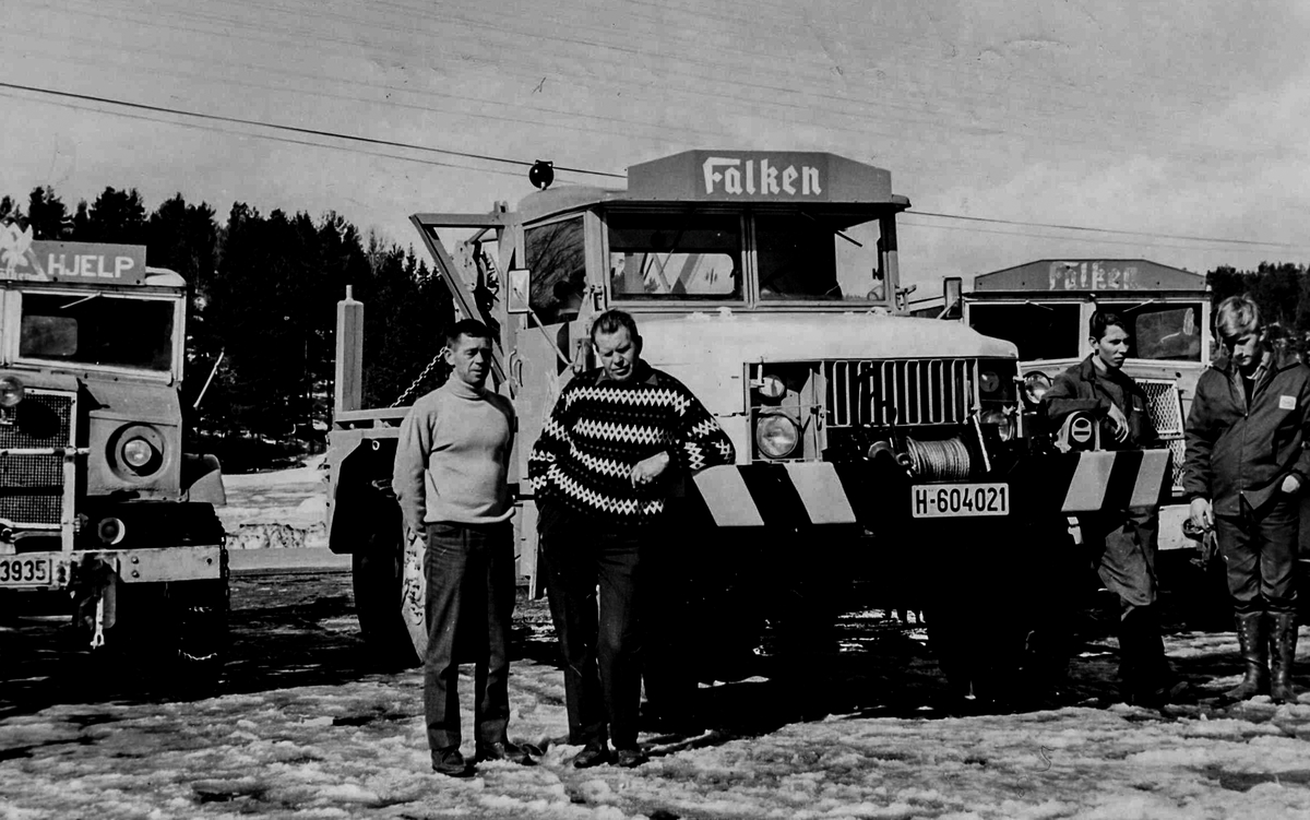 Ved Gofjeld Veikro rundt 1970. E-18 gikk forbi Gofjell og her  står flere biler til Falken redningstjeneste.