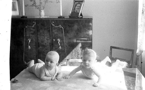 Babysar (2)som ligger på ett bord.
