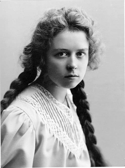 Porträtt av Elsa Löwenadler, en ung flicka med två flätor i håret.