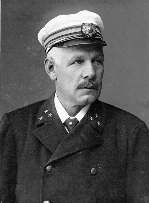 Porträtt av sjökapten Lindberg i uniform.