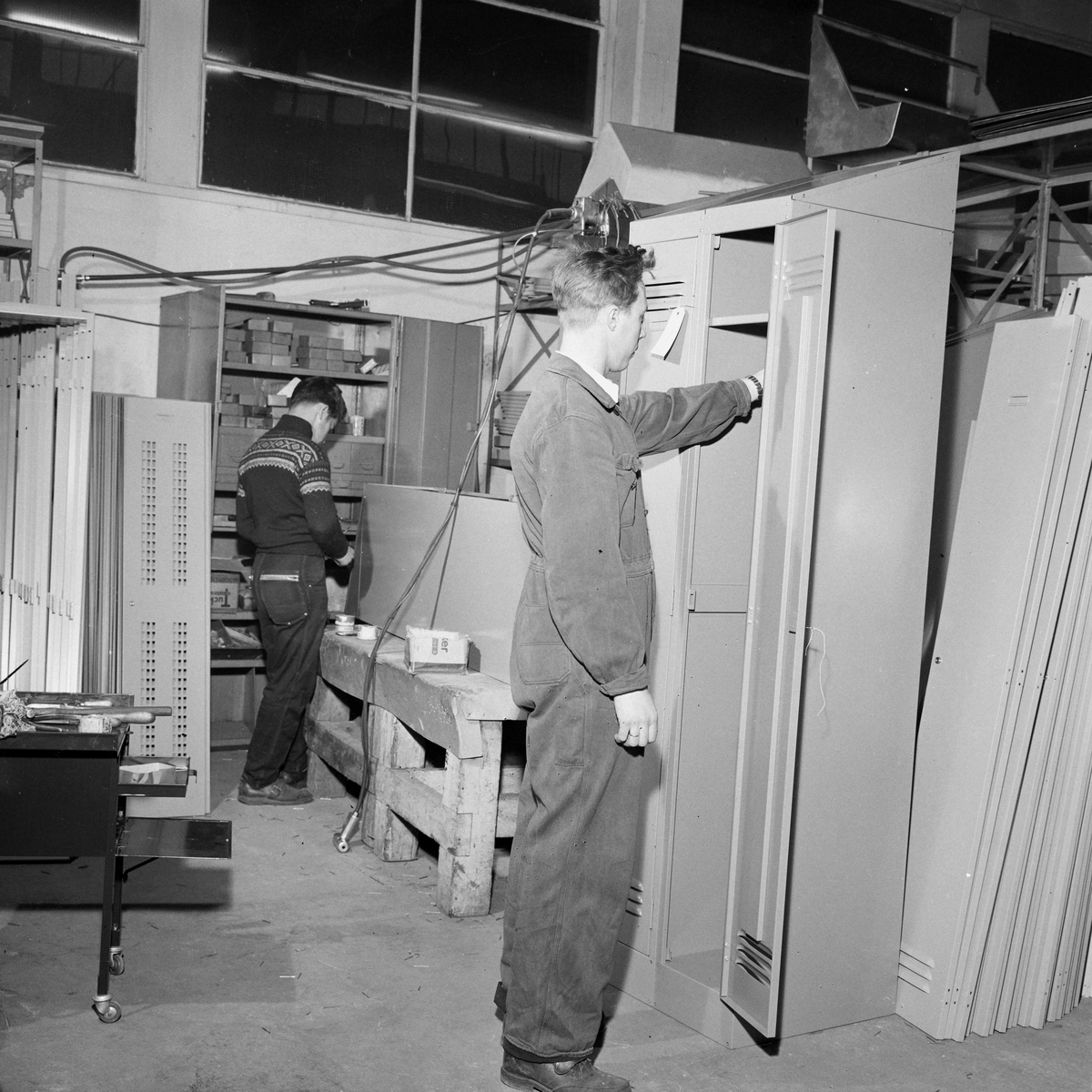 Produksjon av garderobeskap ved Nobø Fabrikker