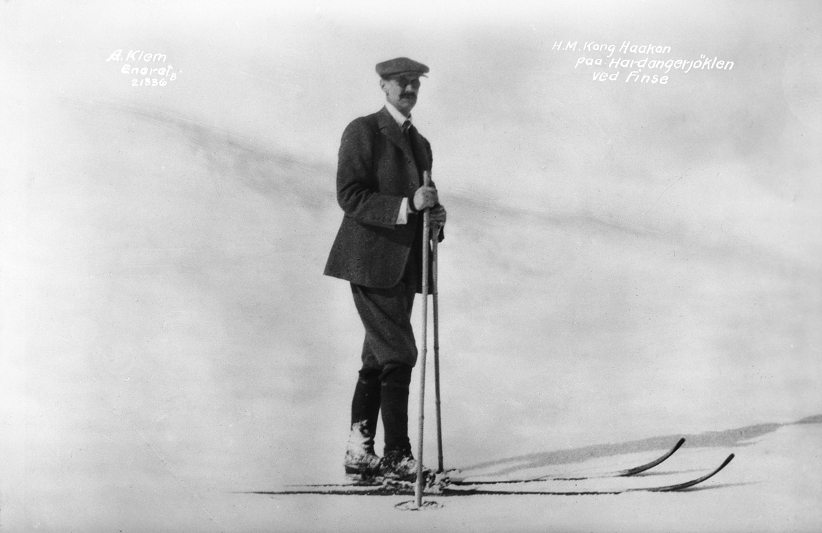 H.M konge Haakon VII på ski, Hardangerjøkulen ved Finse. Fotografert 1927.