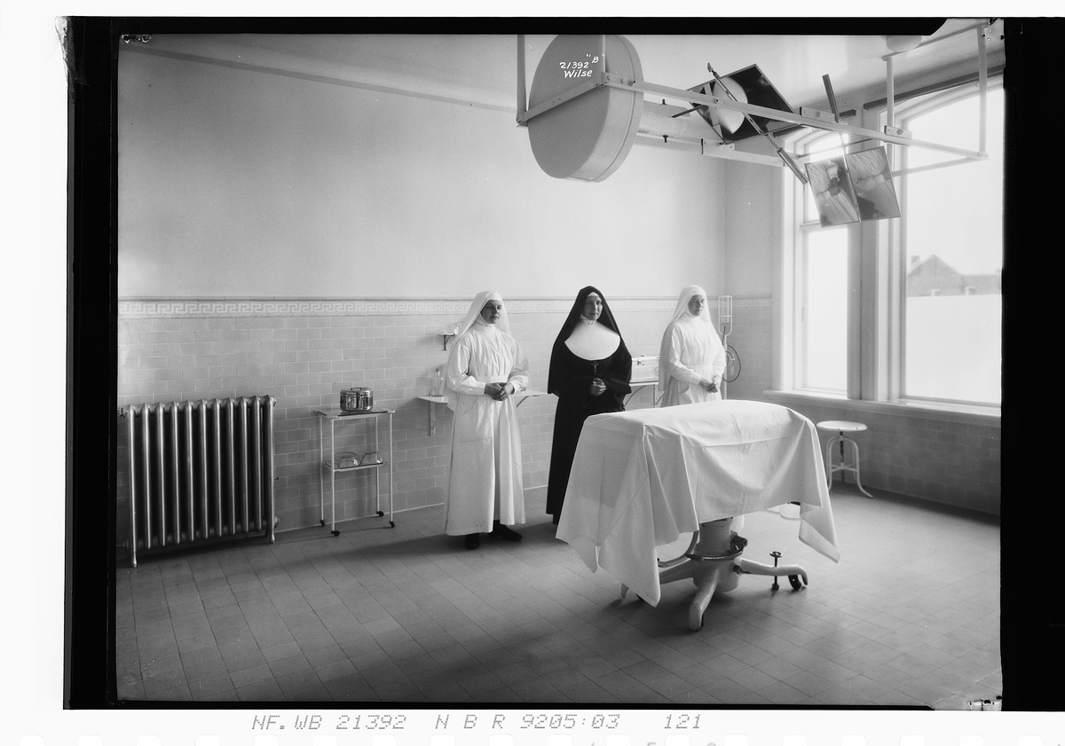 Nonner ved operasjonsstue, Vor frue hospital. Fotografert 1927.