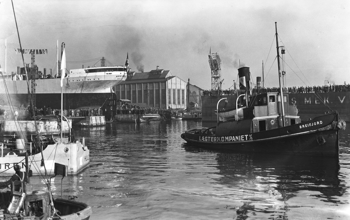 Havneområde med slepebåten Breifjord, Lægterkompaniet A/S og ant. sjøsetting av M/S Bra-Kar. Fotografert 1928.