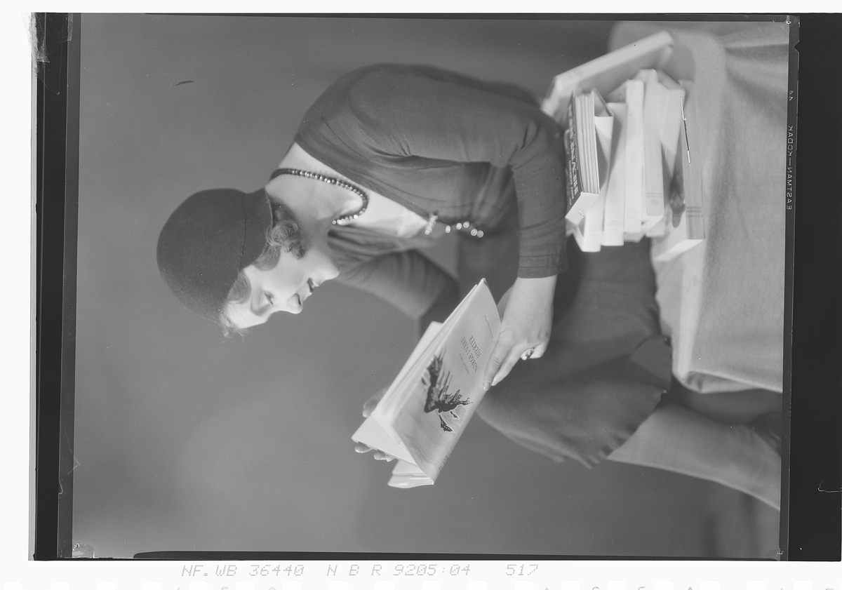 Kvinne med bøker, reklame for Gyldendal. Fotografert 1929.