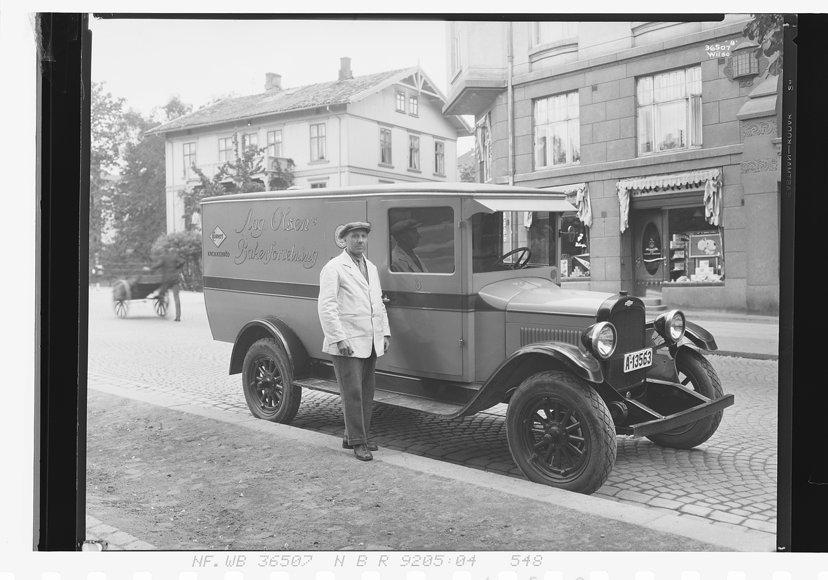 Bakerbil fra "Aug. Olsens Bakerforretning, hjørnet Bygdøy alle - Gabels gate. Fotografert 1929.