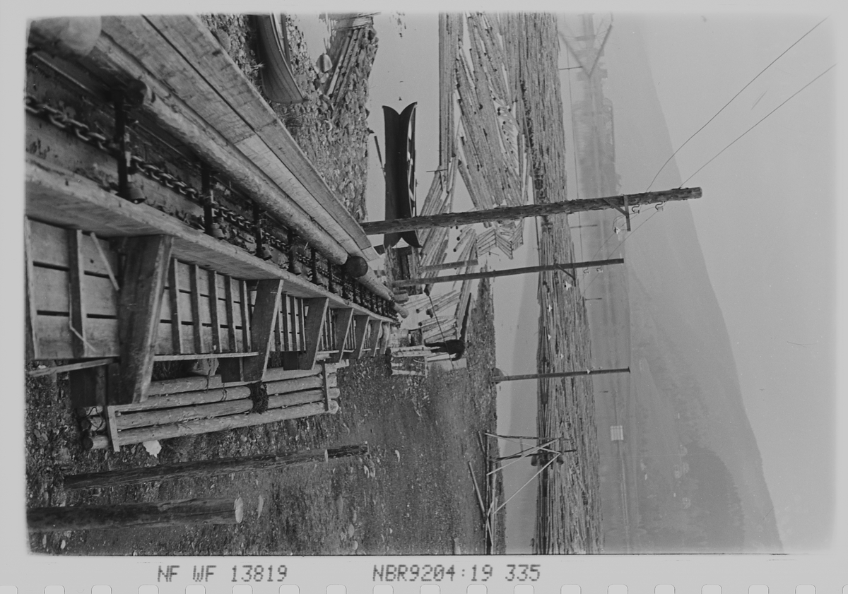 Tømmerrenne ved Mesna træsliperi og kartongfabrikk A/S, Lillehammer. Fotografert 1940.