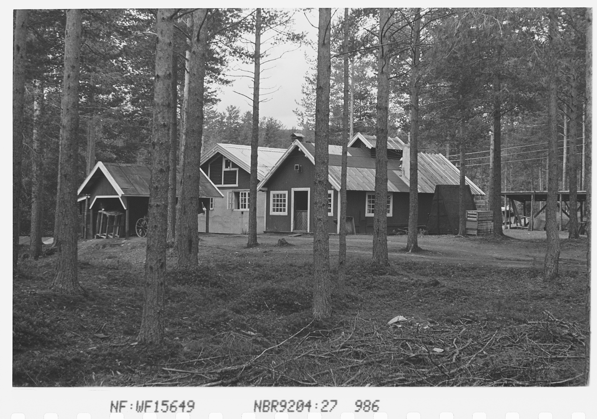 Hus på Jakhellns revegård, Opphus. Stor-Elvdal. Fotografert 1942