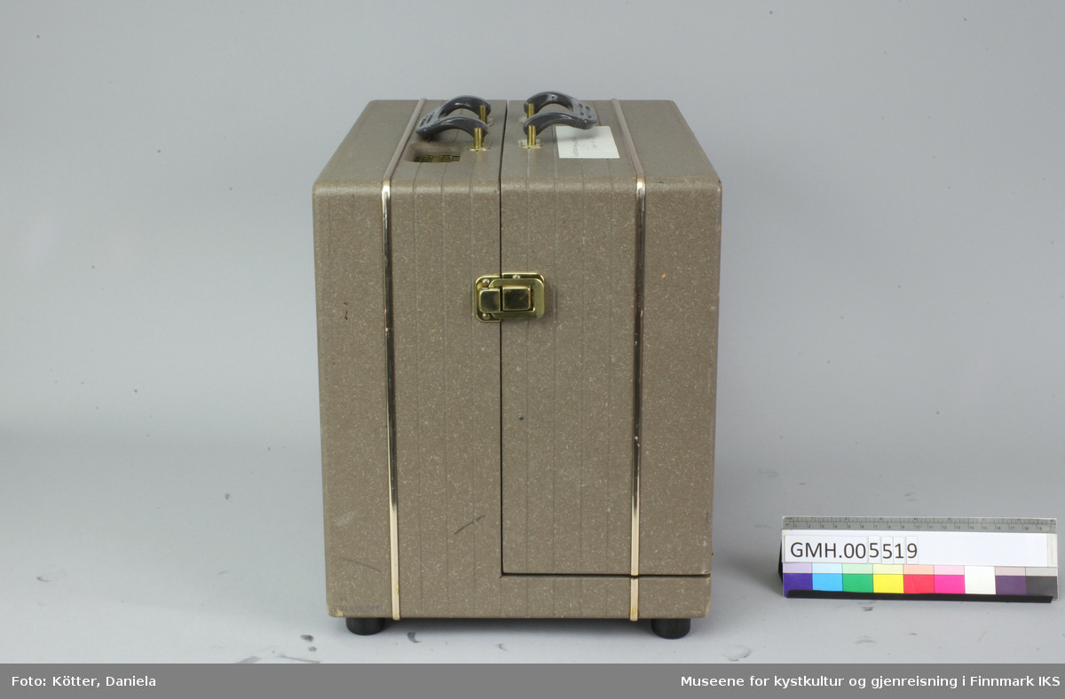 Fremviseren er bygd inn i en kasse av lakket trekomposittmateriale. For å åpne kassen, må to lås på kortsidene åpnes slik at en side kan fjernes. Den sidedelen som fjernes huser høyttaleren og en audiokabel som overfører lyden fra prosjektoren. Spolearmene til fremviseren kan klaffes ut. Med et trykk på en knapp på forsiden av kassen kan det tas i bruk en støttefot på undersida. Apparatet er funksjonsdyktig. 