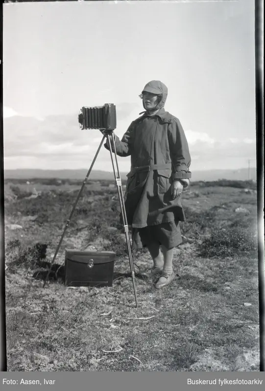 På fototur. 
Ingeborg Aasen står ved fotoapparatet/stafeliet.