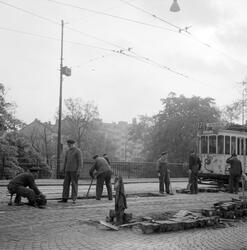 Sporveisarbeidere. Nybrua i Oslo. Oktober 1951.