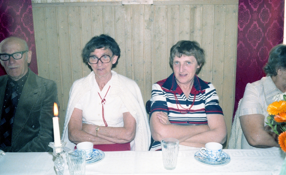 Hobbylokalens pensionärer är på utflykt till hotell och restaurang Två Skyttlar i Örby, 1970-tal. Sittandes till bords, från vänster: okänd man, Inez Franzén samt okänd kvinna.