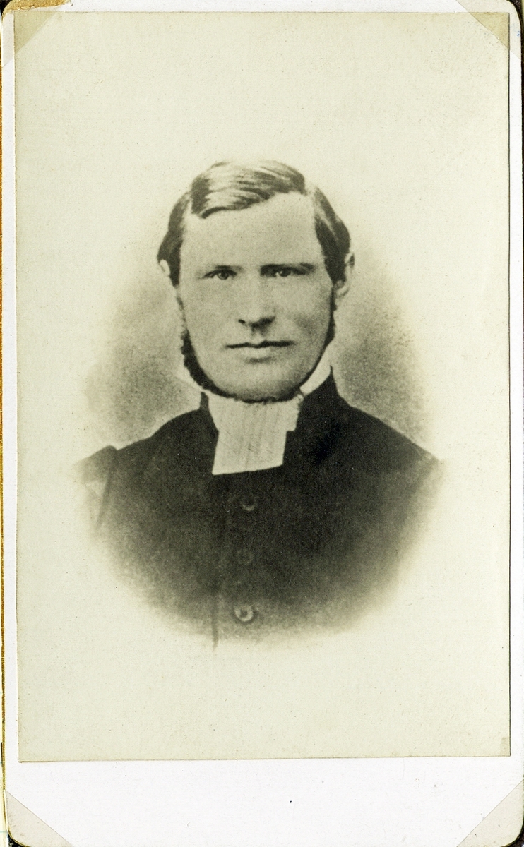 Foto av en man i prästrock och prästkrage.
Bröstbild, en face, Ateljéfoto.

Trol. kopia av äldre foto.