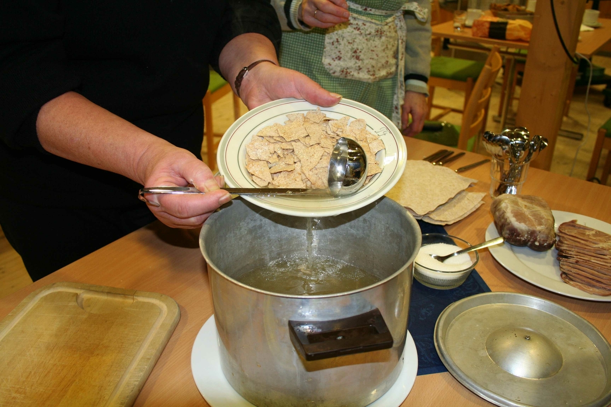 Sying av rull, mat, mølje med flatbrød