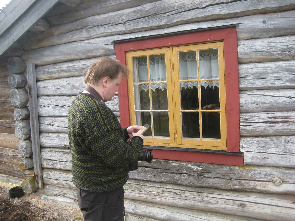 Roald Rennmælmo i felten, oppdagher HøsKnut vindu