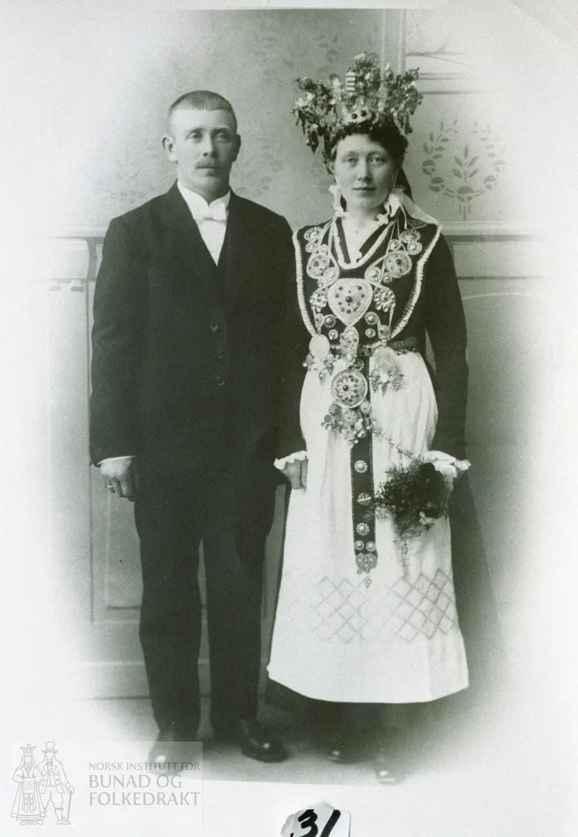 Brudeklede av Ola Kuventræ og Ingeborg Valle gift 1917. Skal vera Os-kruna.