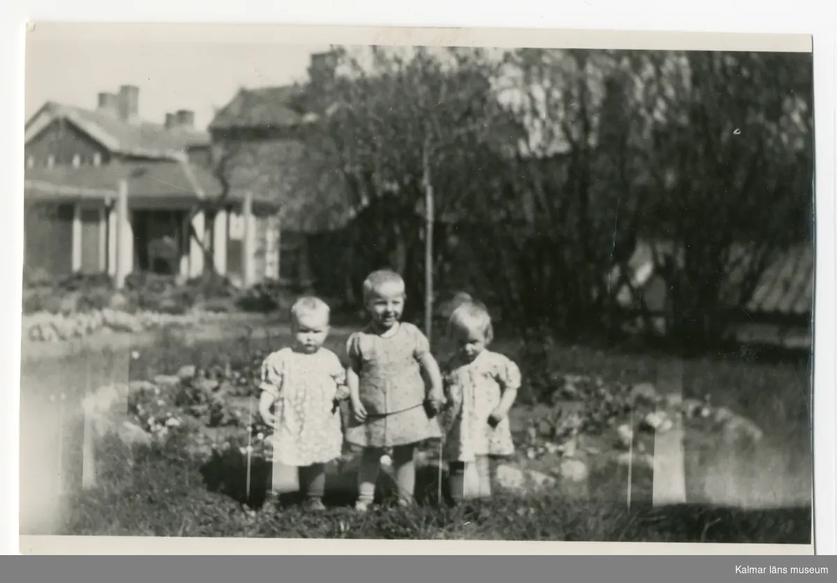 Tre små flickor på barnhemmet 1935.