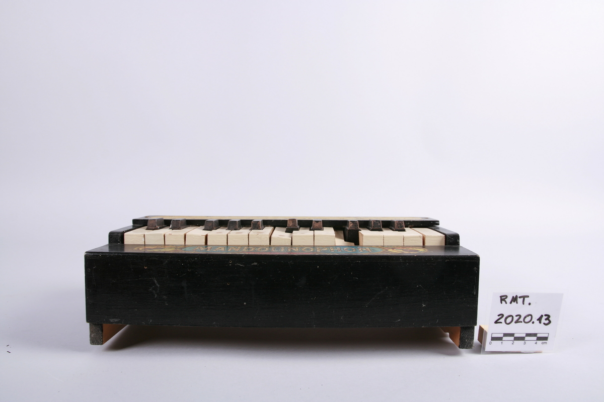 Citer med akkord- og melodistrenger. Avtagbar klaviatur som kan plasseres på melodistrengene.