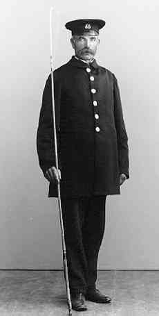 Porträtt av kusken Gustaf Algot Andersson i uniform.
