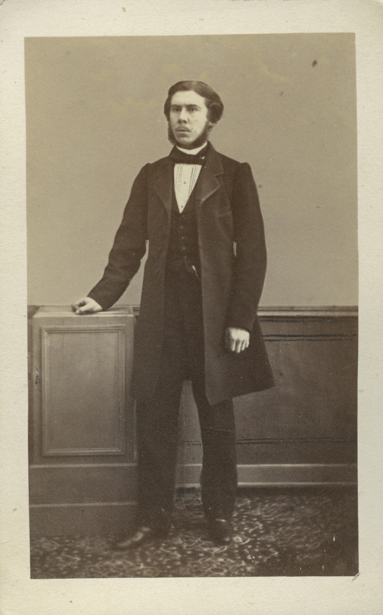 Underlöjtnant Carl August Baltzar Reutersvärd vid Kungliga Första livgrenadjärregemente. År 1864.