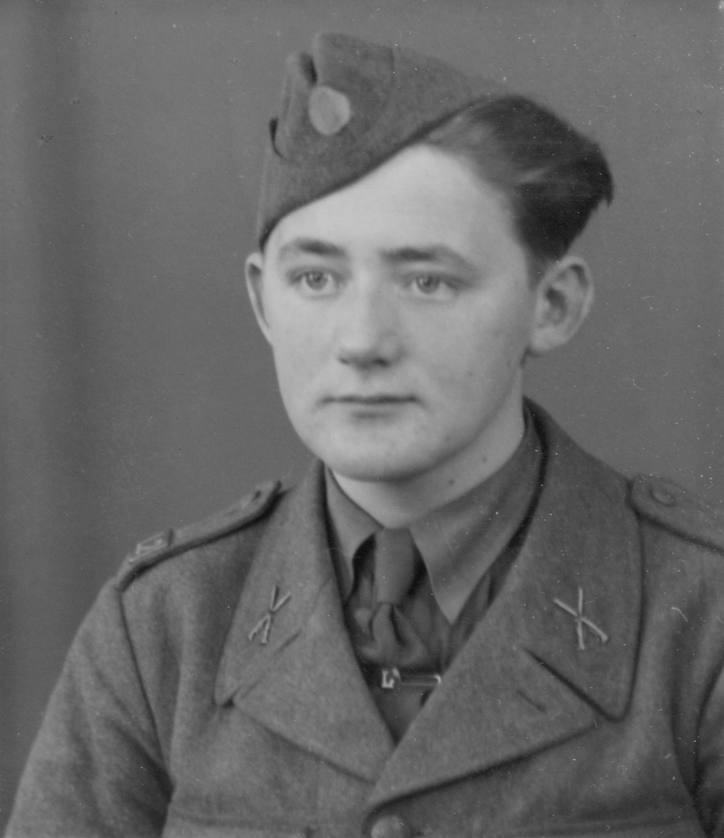 Porträtt av Gunnar Lundin, frivillig luftbevakare vid 2:a landstormsregemente L 2 under beredskapstiden, klädd i uniform med mössa.