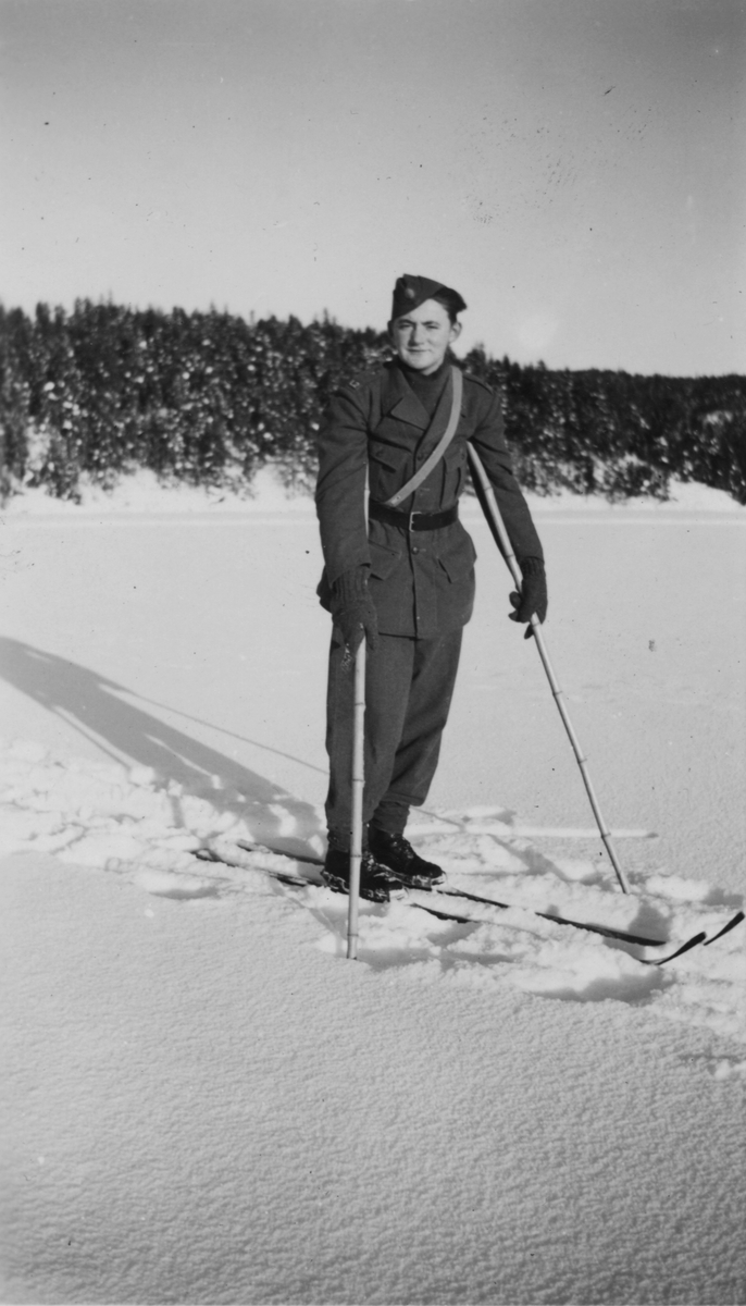 Porträtt av Gunnar Lundin på skidor under korpralskola vid F 7, tidigt 1940-tal.