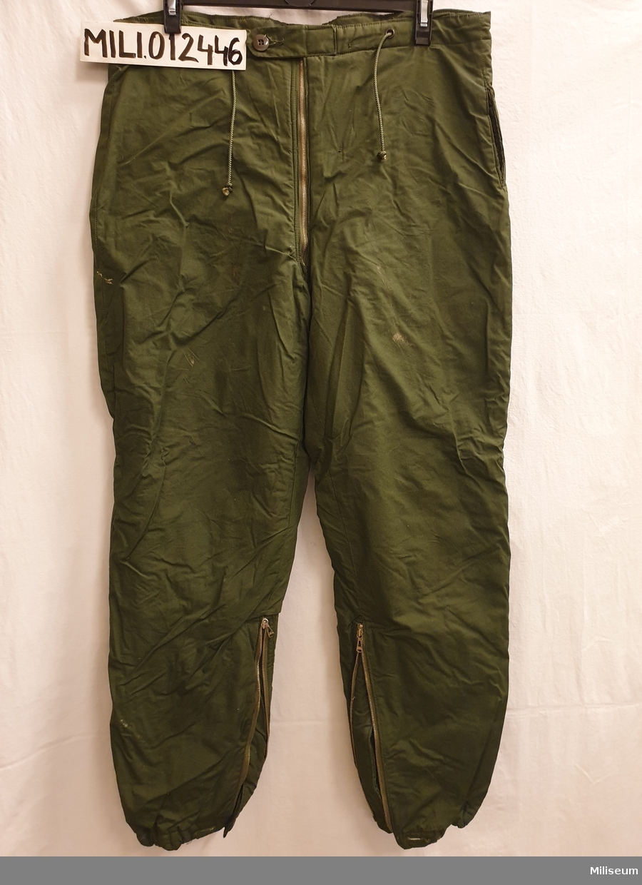 Fodrade byxor av grön textil. Storlek C148.
M7375-211000-0