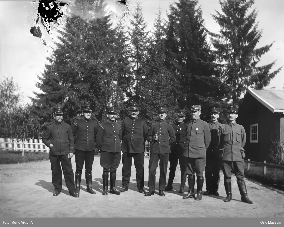Gardermoen militærleir, gruppe, menn, soldater uniformer, stående helfigur