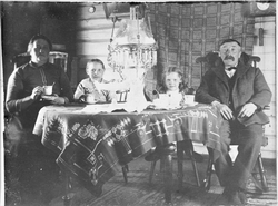 Ekteparet Berntine Oksvoll og Gerhard Oksvoll med barnebarn,