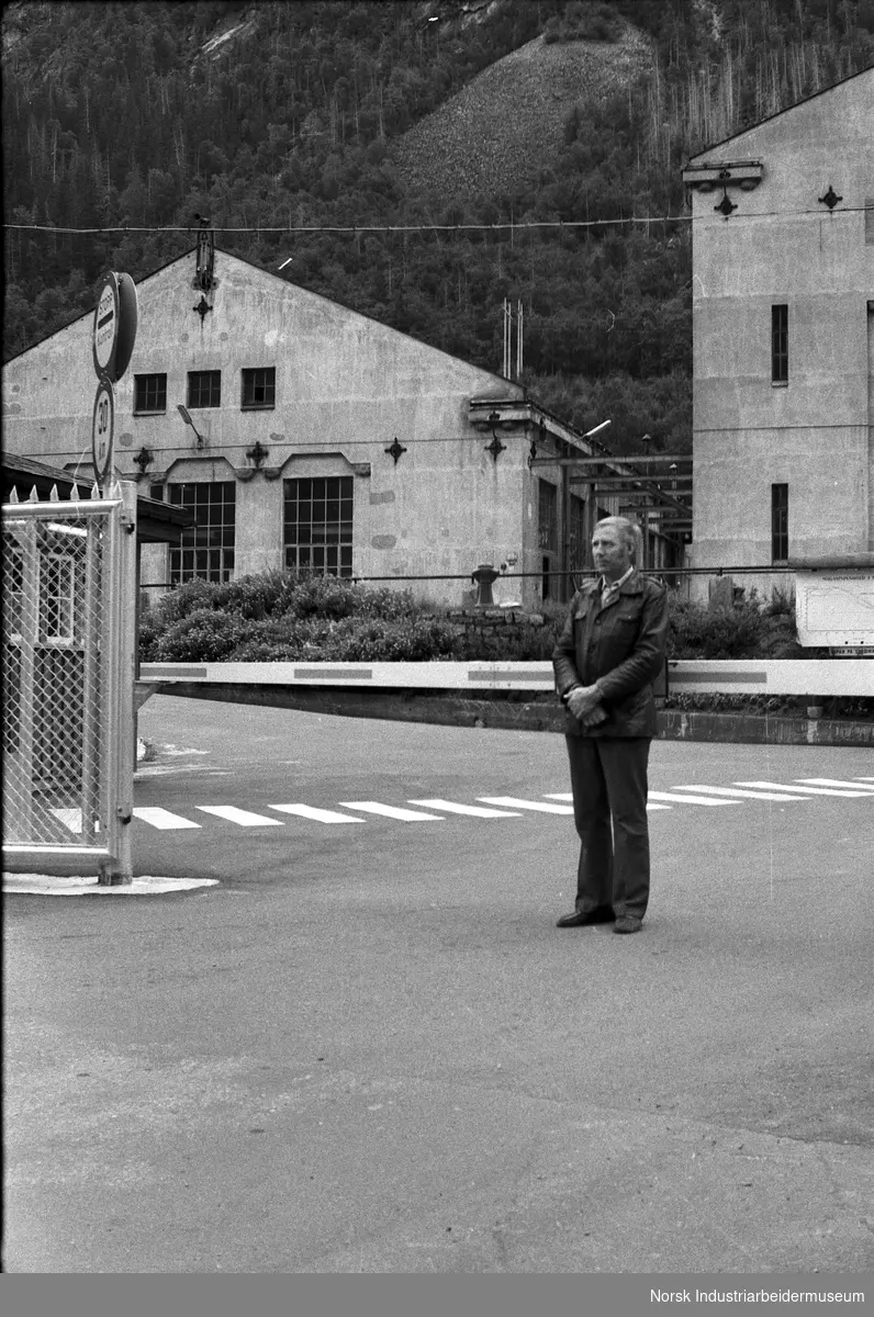 Fagforeningsmann i skinnjakke ved Hovedporten til industriparken på Rjukan.