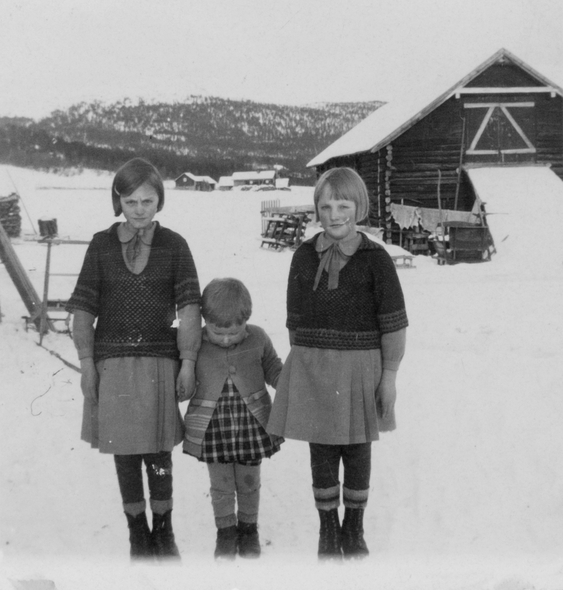 Tre unge jenter - Astrid Hågensen, Marit Kjøllmoen, Anna Hågensen