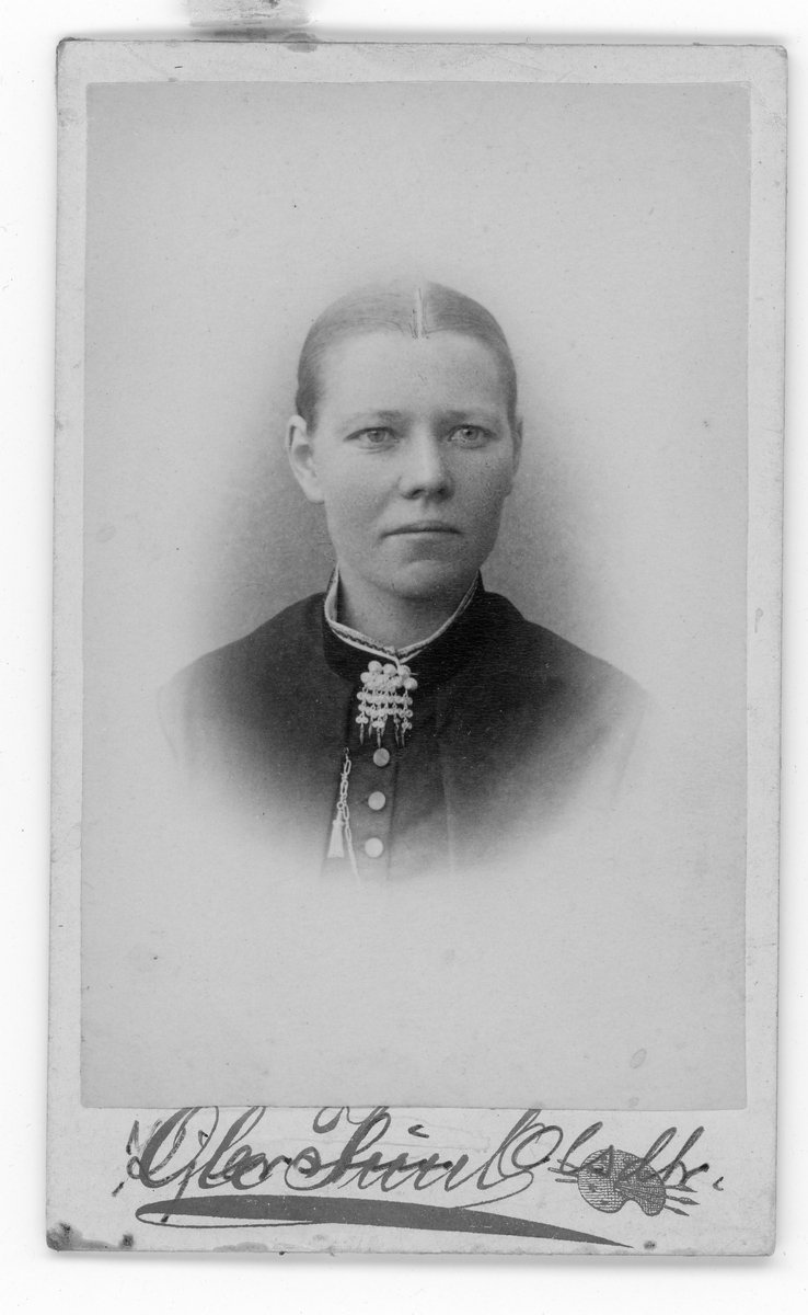 Portrett av kvinne Kjerstina Osdatter gift med Ole Gundersen i Trondhjem