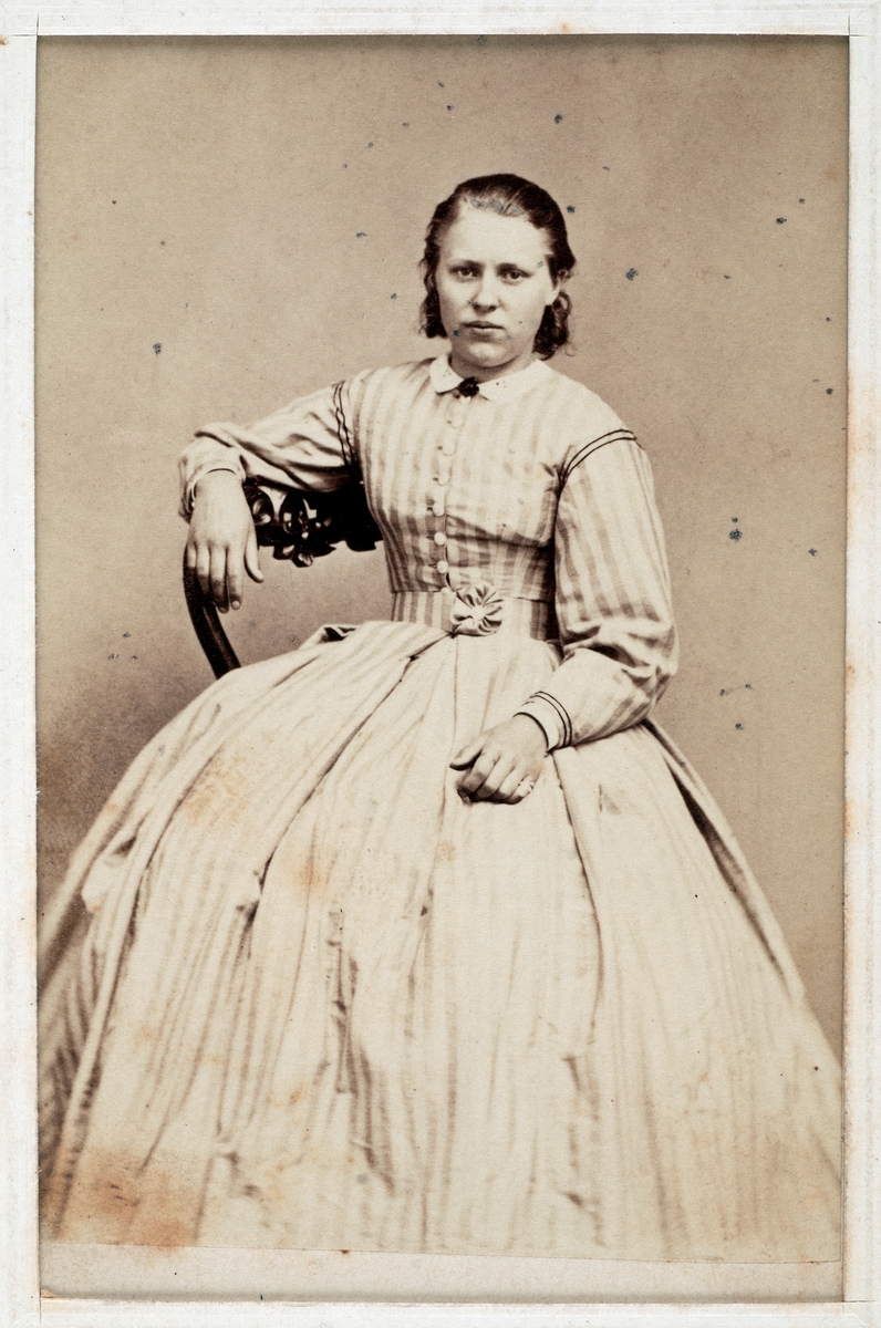 Nitton fotografier av män, kvinnor och barn, ateljéporträtt, datering 1800-1900-tal