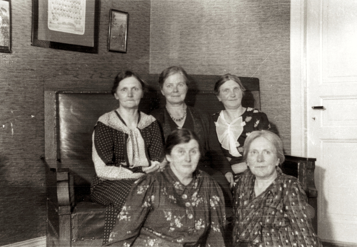 Vommedal Östergård "Olas" cirka 1935. Bakre rad från vänster: Alma Eriksson, Alma Nelson (född Eriksson, bosatt i USA) samt okänd kvinna. Främst från vänster: Okänd kvinna och Anna Efraimsson (från Bölet).