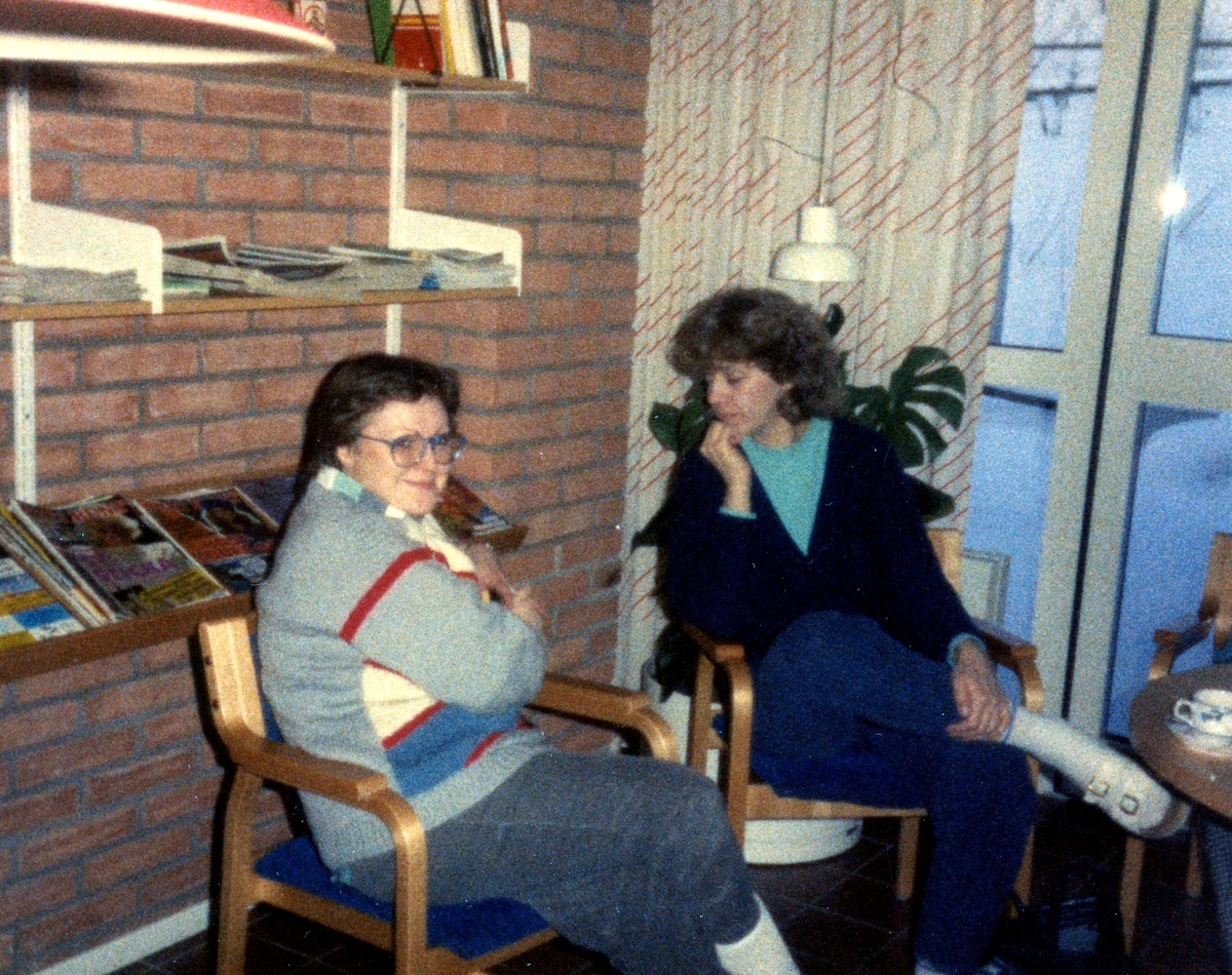 Brattåsgården cirka 1986 - 1990. Från vänster: vårdbiträdena Monica Börjesson samt Kristine Martinsson.