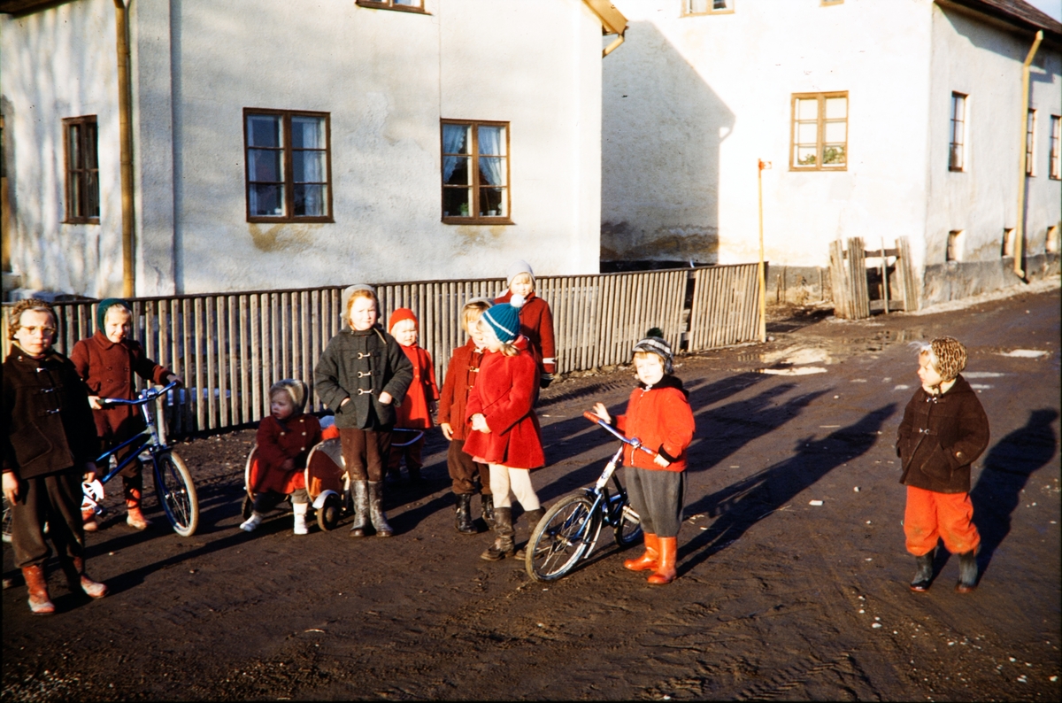 Barn på Gamla Norrvägen i Växjö. 1956. Segerdal, Lillestan.