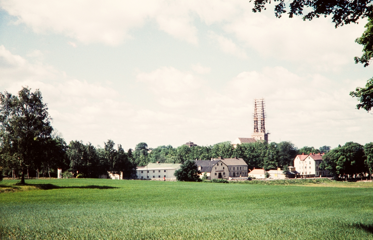 Växjö sett från Östrabo, 1959. Domkyrkan renoveras.